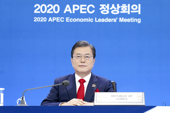 APEC 정상회의 참석한 문재인 대통령      (서울=연합뉴스) 이진욱 기자 = 문재인 대통령이 20일 오후 청와대에서 열린 아시아태평양경제협력체(APEC) 정상회의에 참석해 있다. 2020.11.20      cityboy@yna.co.kr  (끝)